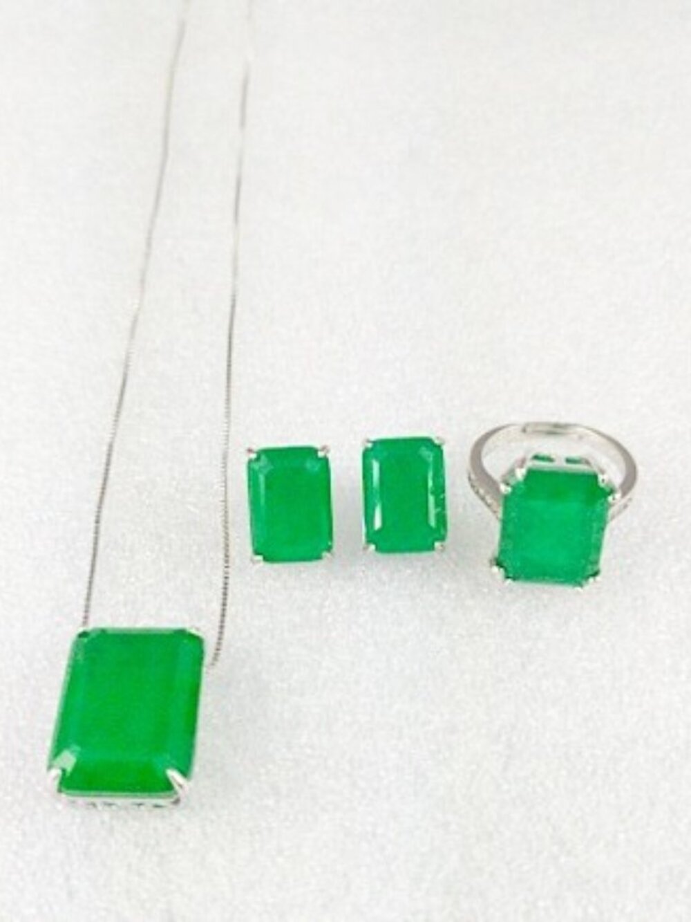 NWOT  Simulated Emerald Green Tourmaline